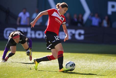 Portland Thorns begin title defense with dominant win